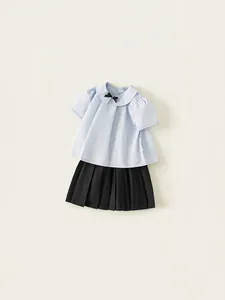 Ensemble d'été preppy pour filles avec chemise bleu clair et jupe plissée noire élégante