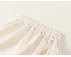 Détail de la taille élastique sur un pantalon beige en coton et lin avec coutures