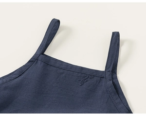 Detail des dunkelblauen Baumwoll-Leinen-Tops mit feiner Textur und Blumenstickerei
