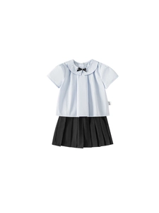 Ensemble écolière pour fille avec chemise bleu clair et jupe plissée noire