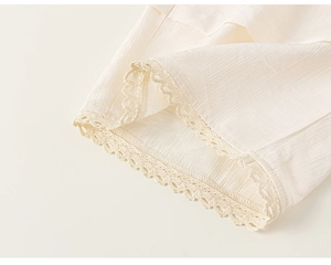 Détails de la texture du coton-lin avec des bordures en dentelle délicate sur les manches