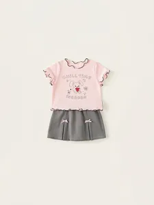 Süßes Mädchen T-Shirt mit Hasen-Print und grauer Faltenrock mit kleinen Schleifen