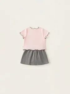 Zweiteiliges Sommer-Set für Kleinkinder mit rosa Rüschentop und grauer Hose