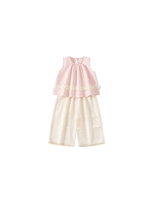 Ensemble d'été fille avec haut rose sans manches à dentelle et pantalon large crème