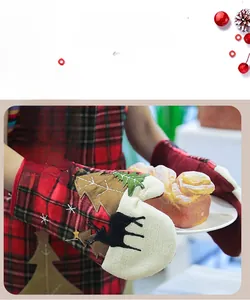 Detailansicht der roten Weihnachtshandschuhe mit Elch-Stickerei und weichem Baumwollfutter
