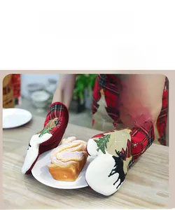 Details der rot-grünen karierten Ofenhandschuhe mit Weihnachtsbaum- und Elch-Stickerei
