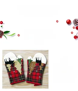 Detailansicht der karierten Weihnachts-Ofenhandschuhe mit Rentier-Stickerei auf Holzgrund