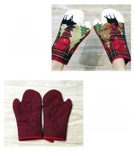 Detailsicht der weihnachtlichen Ofenhandschuhe mit Rentier- und Tannenbaum-Stickerei