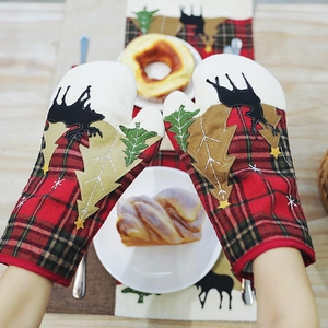 Klassische rot-grüne Weihnachtshandschuhe mit kariertem Muster und Elch-Stickerei