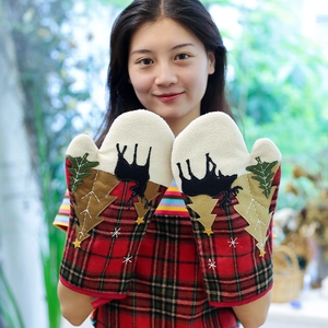 Weihnachtliche Ofenhandschuhe mit Karomuster und Rentier-Stickerei für die Küche