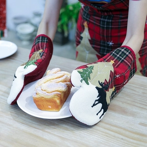 Nordische Weihnachts-Backhandschuhe mit Karo-Muster, Rentier- und Baum-Stickerei