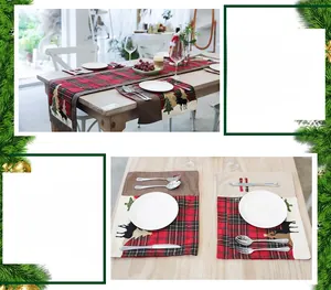 Détail du set de table de Noël à carreaux avec broderie de renne et texture tricotée