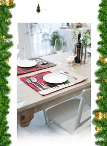Gros plan du set de table de Noël avec motif à carreaux rouges et renne brodé