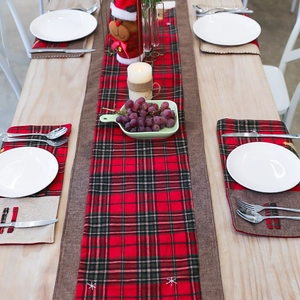 Chemin de table de Noël à carreaux rouges et noirs avec broderie flocon et set de table