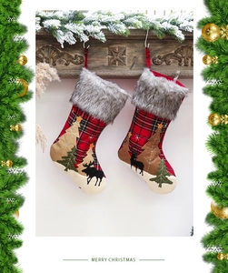 Détail de chaussettes de Noël à carreaux avec bordure en fourrure et broderie cerf