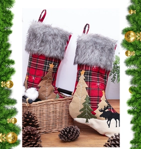 Gros plan de chaussettes de Noël à carreaux rouges et noirs avec bordure en peluche grise
