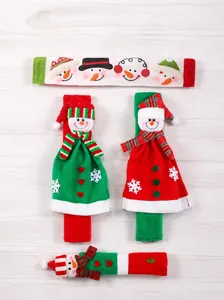 Detailansicht der Weihnachts-Schneemann-Griffbezüge mit Karoschals und Schneeflocken