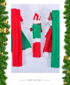 Detalle de fundas navideñas para manijas de nevera con adornos de muñeco de nieve