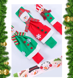 Detalle de fundas navideñas para manijas de microondas en terciopelo rojo y verde festivo
