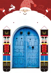 Détail de bannières de casse-noisette de Noël accrochées à une porte arquée bleue