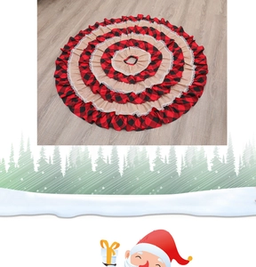 Detalle de la falda para árbol de Navidad multicapa en arpillera y cuadros con encaje