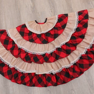 Falda para árbol de Navidad rústica de arpillera y cuadros rojos con encaje blanco fino