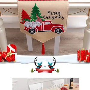 Détail du chemin de table de Noël avec broderie de lutins et glands décoratifs rouges