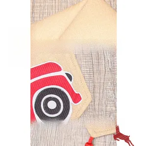 Détail du chemin de table de Noël en lin avec broderie de camion rouge et franges