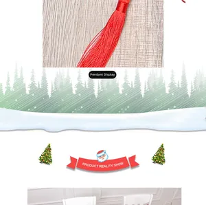 Vue détaillée des pompons rouges sur un chemin de table en toile pour Noël et la maison
