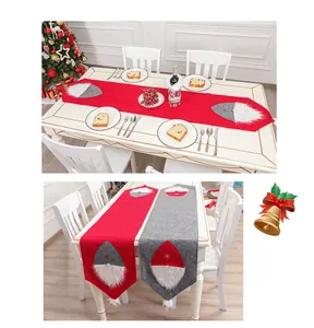 Dettaglio di runner da tavola natalizi con gnomi in rosso e grigio e barba in peluche