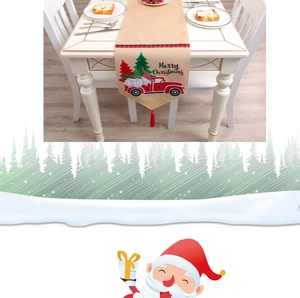Détail du chemin de table de Noël avec broderie gnome, bordure à carreaux et pompon rouge