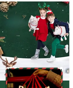 Gros plan sur un sac cadeau de Noël avec tricots et ballon cochon festif thématique