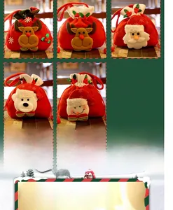 Détail de cinq sacs cadeaux de Noël avec des figurines de rennes et du Père Noël en peluche