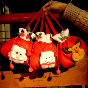 Trois sacs de cadeaux de Noël à cordon avec motifs du Père Noël, du bonhomme de neige