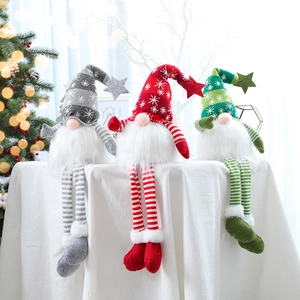 Tre gnomi di Natale a gambe lunghe in grigio rosso e verde per decorazioni casa