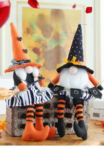 Dettaglio di gnomi streghe di Halloween con cappello a ragno e striscione Boo su mattone