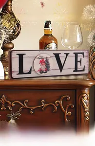 Detail von LOVE Holzschild mit austauschbarem Merry Christmas Zwerg Magnetscheibe