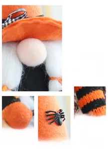 Dettaglio gnomo di Halloween con cappello arancione, ragno e gambe a strisce