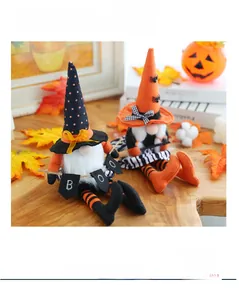 Dettaglio di gnomi di Halloween con cappelli a punta e striscione BOO su sfondo autunnale