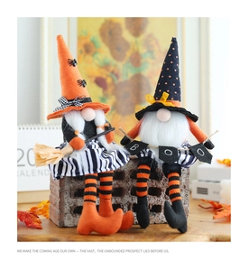 Set di gnomi di Halloween con cappello da strega arancione, scopa e striscione BOO