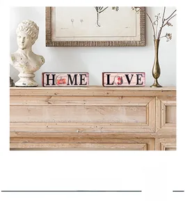 Detail von HOME und LOVE Holzblöcken mit festlichen Kürbis- und Weihnachtsmannmustern