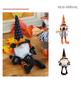 Dettaglio degli gnomi di Halloween con scopa, striscione BOO e ricamo a ragno