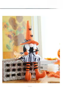 Dettaglio di gnomo di Halloween con cappello a punta arancione, gambe a righe e scopa