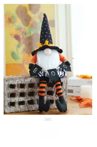 Dettaglio dello gnomo di Halloween con cappello a pois e striscione Boo su sfondo rustico