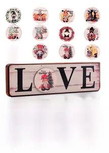 Detailansicht von Holzschild LOVE mit wechselbaren saisonalen Gnom-Magnetscheiben