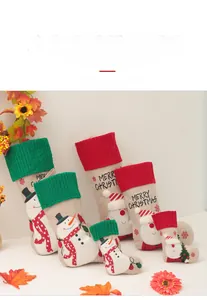 Detailansicht der Leinen-Weihnachtssocken mit Stickerei und gestrickten Bündchen für Deko