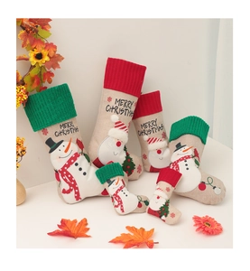 Detailansicht von Weihnachtsstrümpfen aus Leinen mit Stickereien und Strickbündchen
