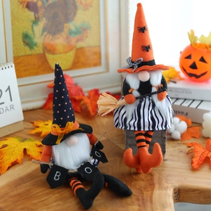 Set di gnomi di Halloween con cappello da strega e scopa in decorazione autunnale