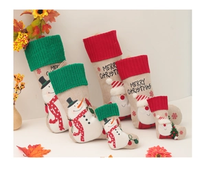 Set mit 5 rustikalen Weihnachtsstrümpfen aus Jute mit 3D Weihnachtsmann-Stickerei