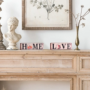 Rustikale Holzschilder HOME und LOVE mit Gnom-Illustrationen für die Heimdeko
